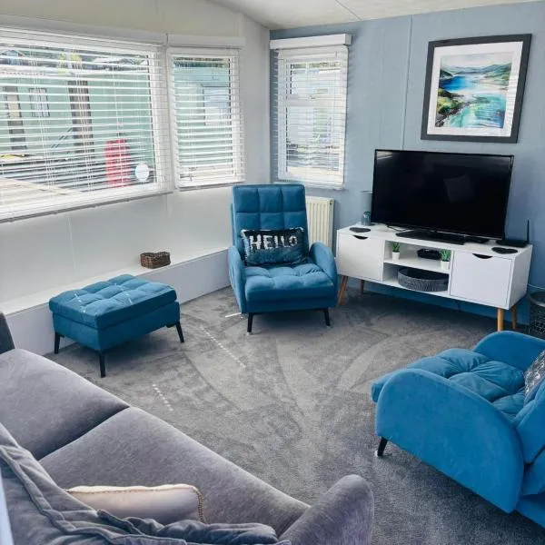 Riverbank Escape 3 Bed Static Caravan in Clarach Bay Pet-Free, hotel em Aberystwyth