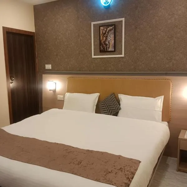 Hotel Tropical Inn near Downtown: Guwahati şehrinde bir otel