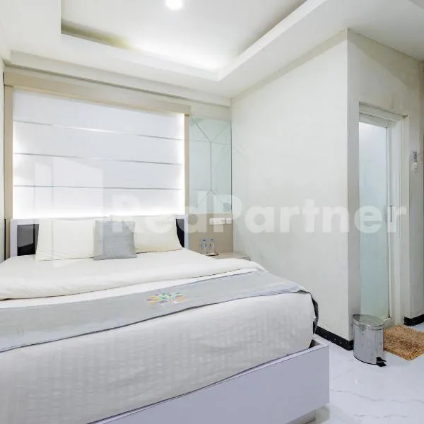 Tree Homestay Mitra RedDoorz, hotell i Kasri