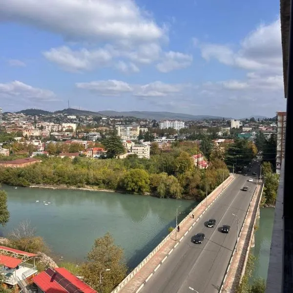 Comfortable 5 rooms apartment, hotell i Kutaisi