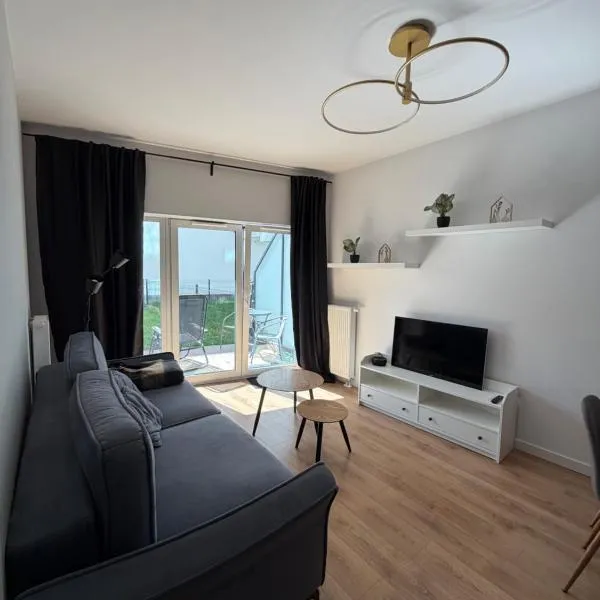Apartament z ogródkiem i jacuzzi Gdynia, khách sạn ở Gdynia
