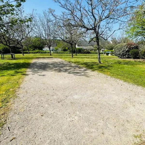 Plein pied 5 pers Piscine chauffée et pétanque, khách sạn ở Argentat