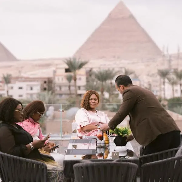 Tuya pyramids inn, hotel en El Cairo