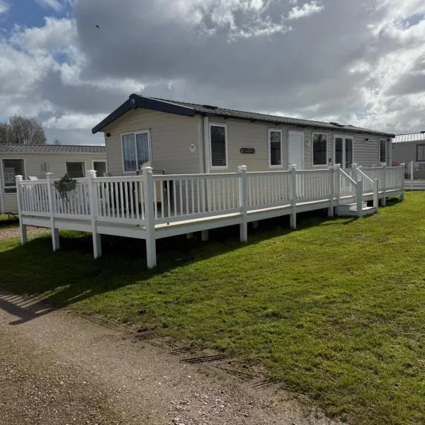 Serenity 2 No 98 Central lounge sleeps 6 x 3 bedrooms x 2 bathrooms, hotell sihtkohas Lowestoft
