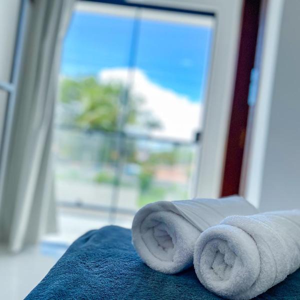 Casas Duplex todas com 3 suiítes ambas com ar condicionado, varanda, internet e churrasqueira privativa no Residencial Jardins de Taperpuã 2 codomínio a poucos metros da Praia de Taperapuã, com piscina e área gourmet. - Foto 3