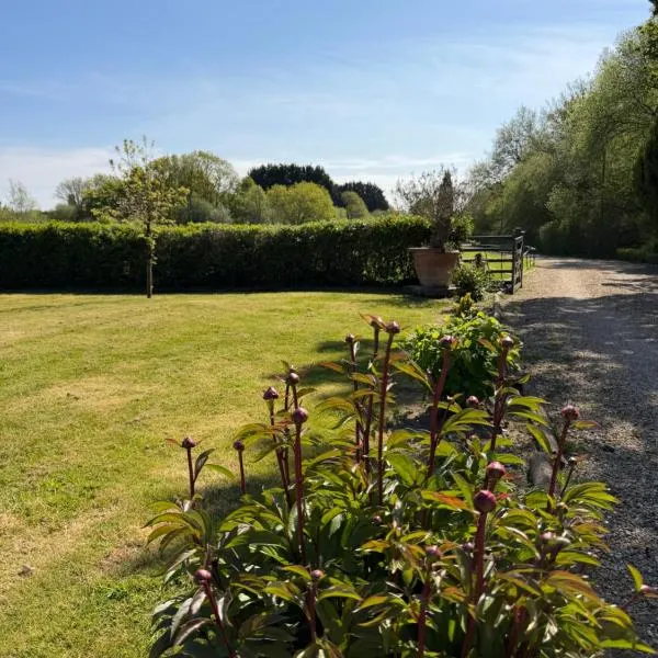 Dorset Hot Tub Escape for Two Meet the Alpacas in Woodlands، فندق في Horton