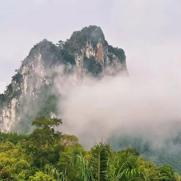 KhaoSok Malin Glamping, hotelli kohteessa Ban Bang Thong