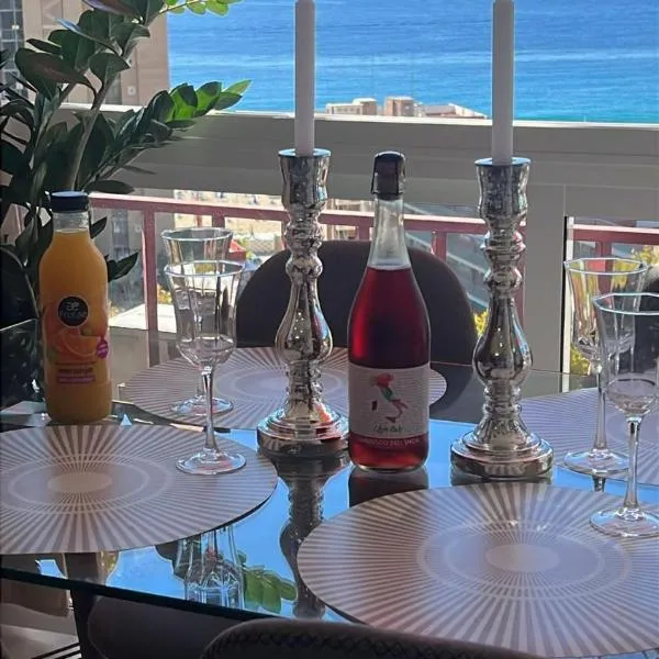 BENI'LOVE en PLAYA VUE MER PANORAMIQUE، فندق في بنيدورم