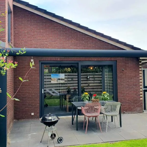 Luxe vakantiehuis met omheinde tuin voor hond en kinderen, מלון בDirkshorn