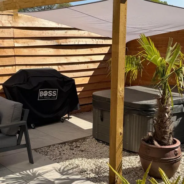 Couples Spring Break With Alpacas & Private Hot Tub in the Quaint Dorset Countryside with BBQ, hotel u gradu Horton