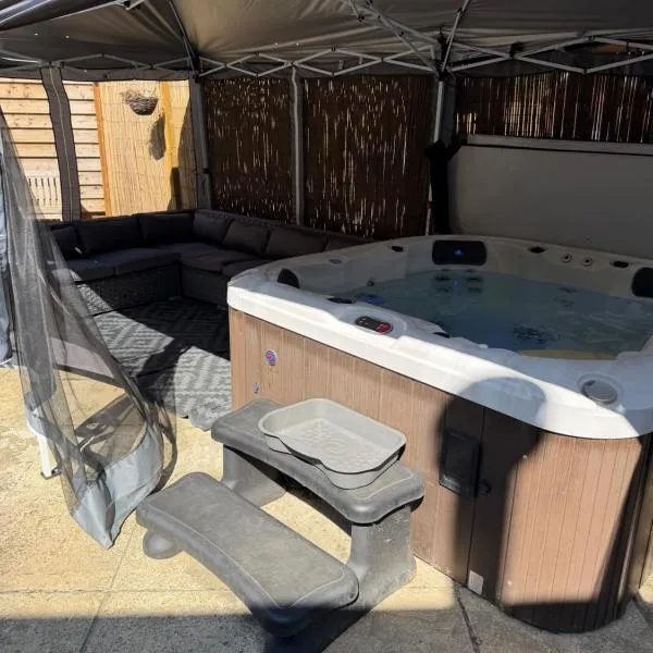 Pet Friendly Spring & Summer Boutique Break with private Hot Tub, Alpacas and outdoor BBQ, hotel u gradu Horton