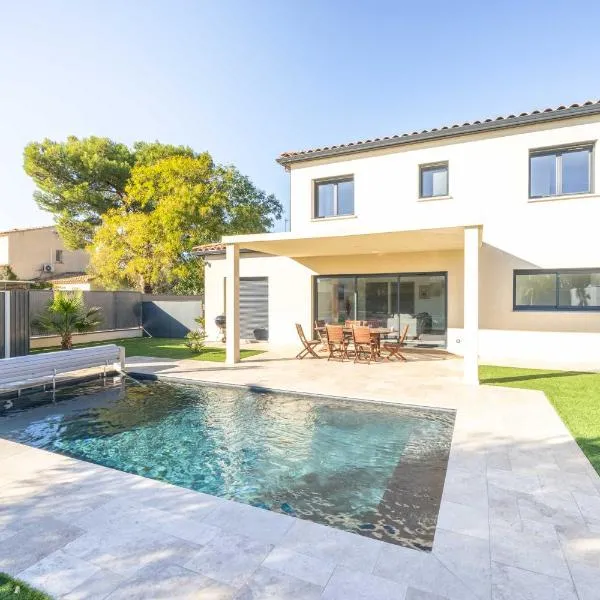 Villa équipée piscine 12 pers Beaucaire proche Nîmes Arles Camargue, hotel en Beaucaire