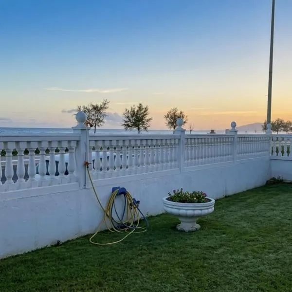 Villa Natalia frente al mar,, hotel v destinácii Benajarafe