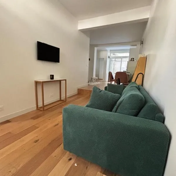 Appart cosy en maison de ville, Patio, Issy L12, hotel in Issy-les-Moulineaux