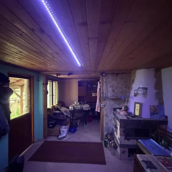 Kazanlak SHELTER HOUSE ACCOMODATION 1 Room 1 Bed, No Water, WC is Outhouse, Dirt Road, Dog in the Garden, Genius Points Welcome! Къща за Подслон в Казанлък, Без Вода!, hotel i Kazanlak