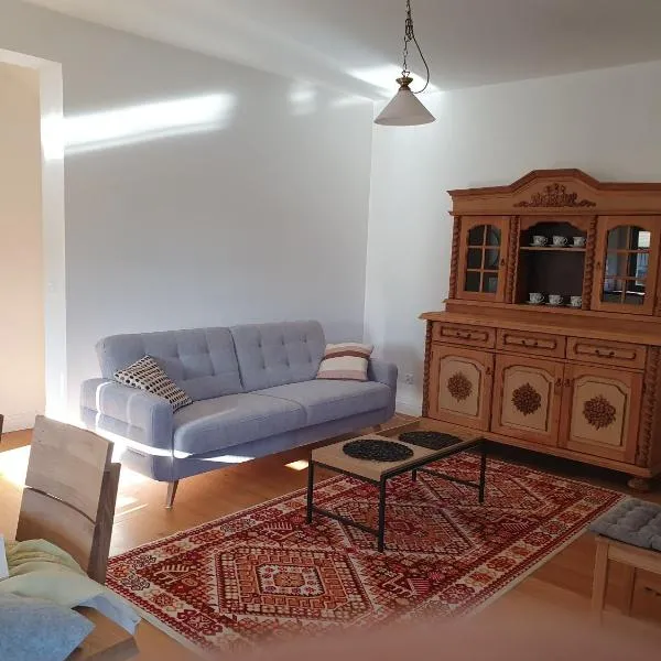 dom piętrowy, 3 sypialnie, salon, aneks kuchenny, ogród z zestawem wypoczynkowym, prywatny podjazd na 2 samochody, Wi-Fi,莫斯蒂的飯店