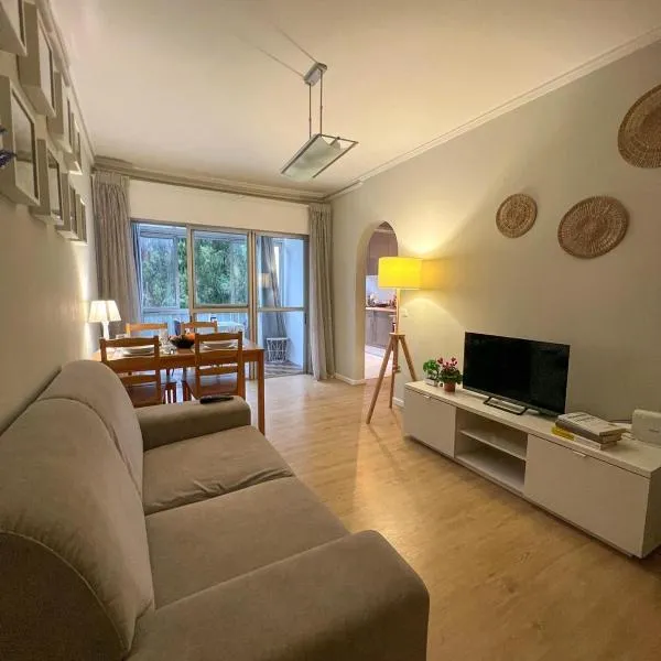 2BR Estoril Apartment - Near Estoril Beach & Cascais - Sleeps 4, hotel din Estoril
