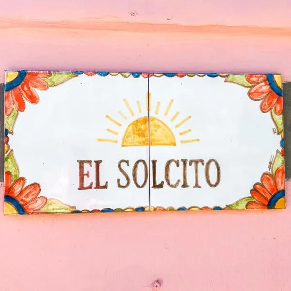 CASA SOL, encantadora y espaciosa casa a dos cuadras de la Laguna, con pileta y parque en Complejo El Solcito, hotell sihtkohas Chascomús