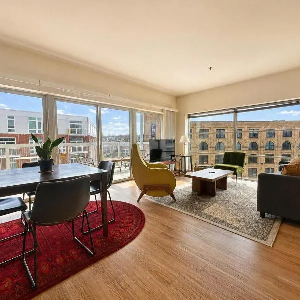 The Brady Corner Suite - Near Fiserv with Balcony - Sleeps 4 โรงแรมในมิลวอกี