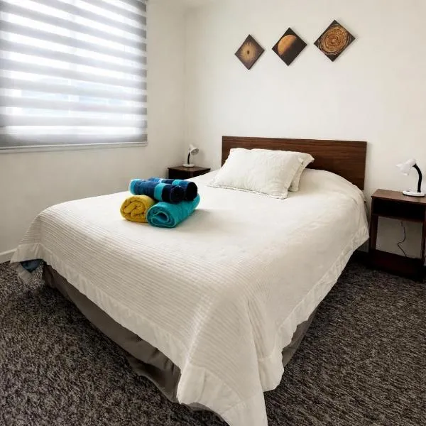 Hermoso departamento con 3 dormitorios y estacionamiento, hotell i Puerto Montt