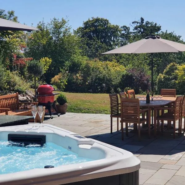 Luxury 5-Bed Country House with Hot Tub, Views & Games Room, Sleeps 12 - Kent Downs, hotel in Maidstone