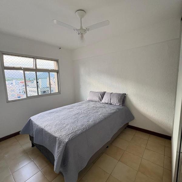 Excelente Apto com elevador, suíte, na quadra do mar na Praia do Morro, Bem ventilado e Equipado com utensílios para sua comodidade - Foto 2
