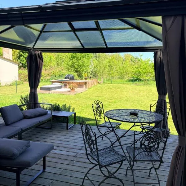 Entire Apartment in an 18th-Century Castle with Private Garden, отель в городе Marliens