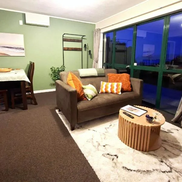 2-bedroom harbour view apartment with parking, 8 mins to Dunedin, Hotel in Dunedin