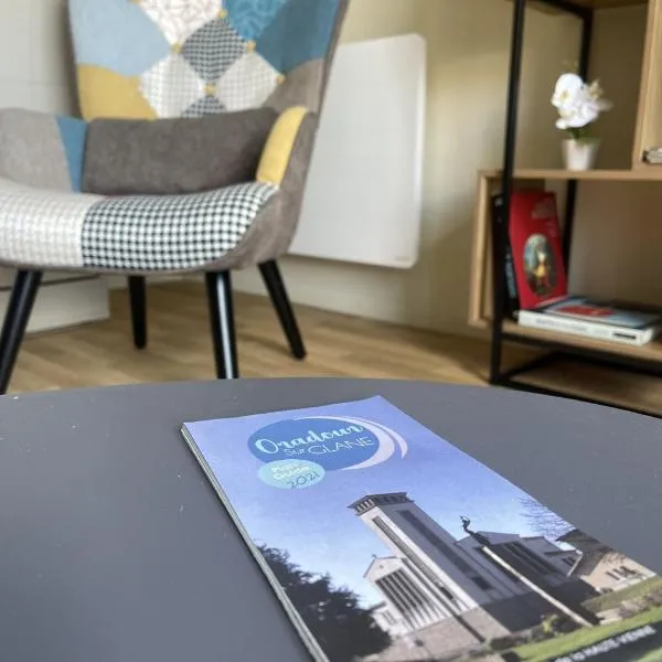 Studio charmant avec terrasse privée, hotel em Oradour-sur-Glane