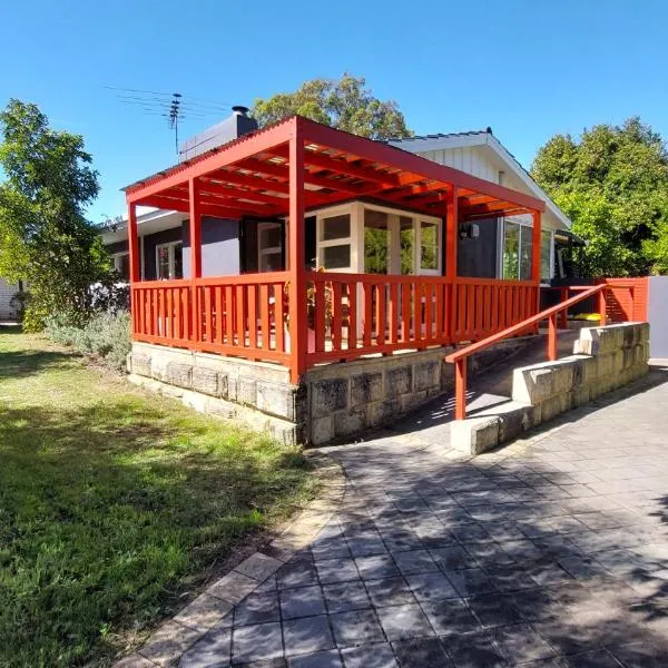 3-Bedroom Floreat Home, Hotel in Perth