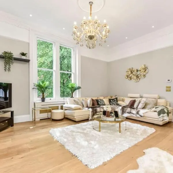 Viesnīca Deluxe 5 Bedroom in Holland Park Londonā