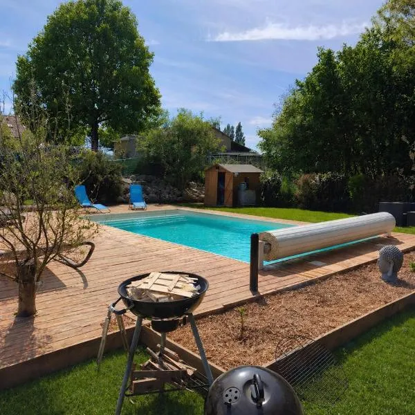 Maison proche du Circuit 24h du Mans, Moto GP, Le Mans Classic, hotell i Neuville-sur-Sarthe