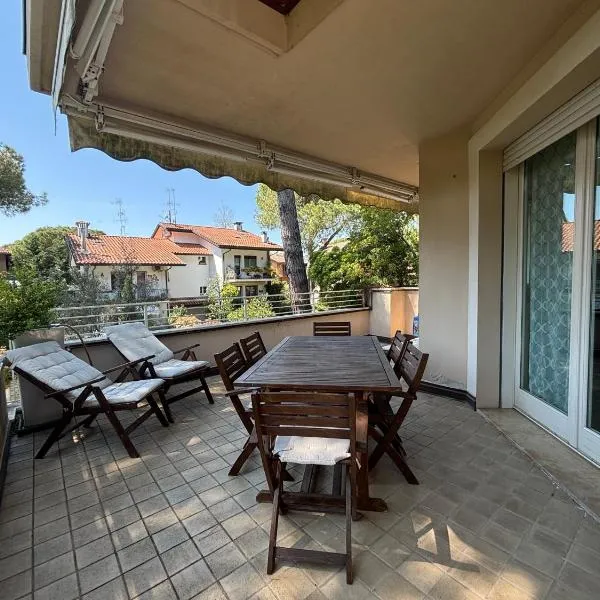 CV022 - Cervia, trilocale con patio, terrazzo e mansarda, hotel em Cervia