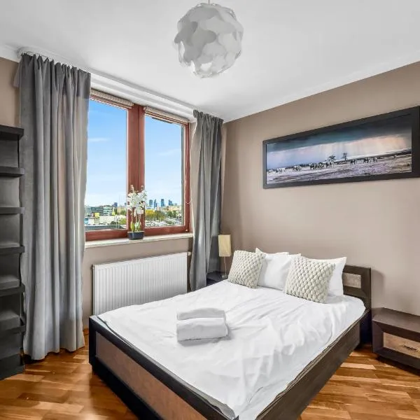 Spacious 2Br Apt with Balcony Parking, hotel en Varsovia