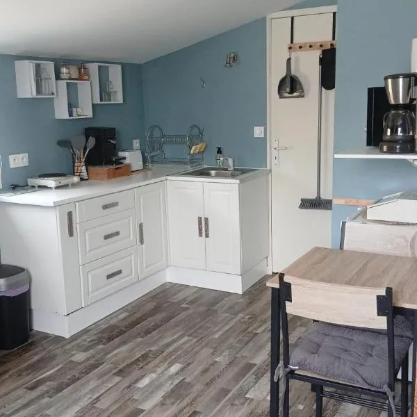 Studio aménagé pour 2 personnes, indépendant, hotel em Questembert