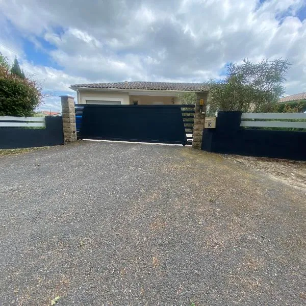 CHAMBRE D HÔTE CHEZ Nath, hotel i Sadirac