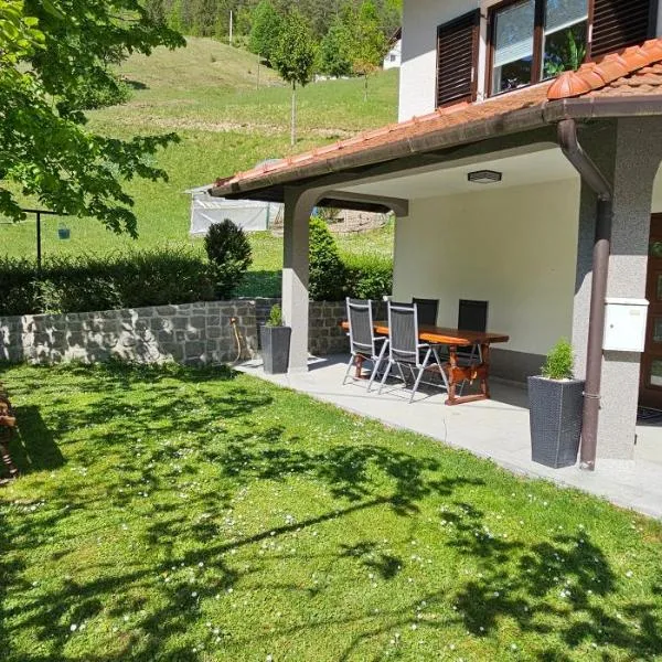 Apartma Šmarnica, hotel en Slap ob Idrijci