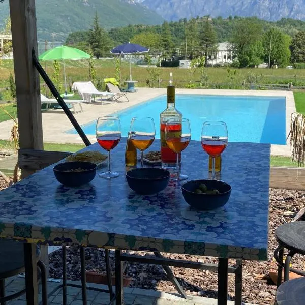 Villa Carlotta Bianca vacation home apartment with swimming Pool, hotel en Colico