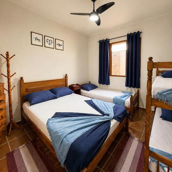 Casa de Praia 02 quartos- proximo a Praia Martim de Sa-700 metros -estacionamento para 02 veículos com cameras- A casa é totalmente INDEPENDENTE- nao conjugada- Com 05 camas -Churrasqueira - Roupa de cama -Ventiladores-Wi-fi