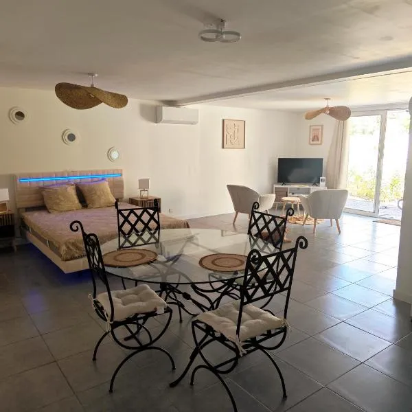 Studio cosy indépendant avec jardin privé, hotelli kohteessa Saint-Laurent-dʼAigouze