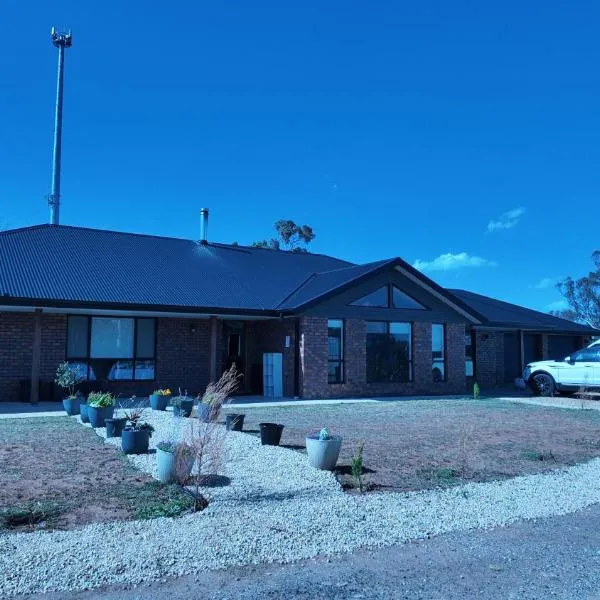 Janaki Farmhouse - 5 Bedroom House Villa at Top of Cooma, hotell sihtkohas Cooma