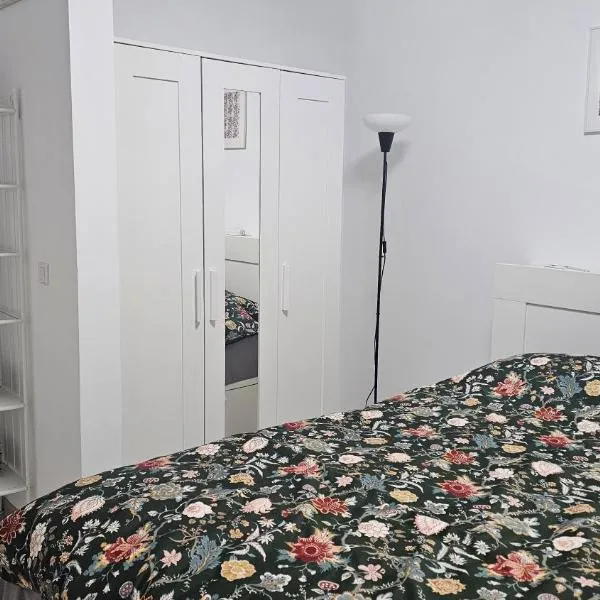 Modern Family Apartment, Free Parking, Balcony, Sleeps 5, hotel u Bukureštu
