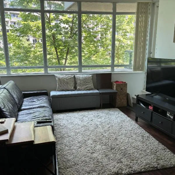 The Treehouse Downtown Toronto Condo!, hotel em Toronto