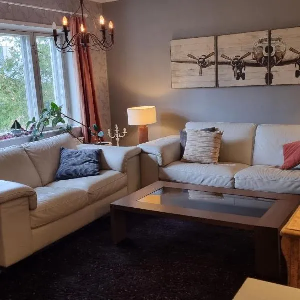 Mukava, tilava omakotitalo lähellä lentokenttää & laturi sähköautolle, hotel en Vantaa