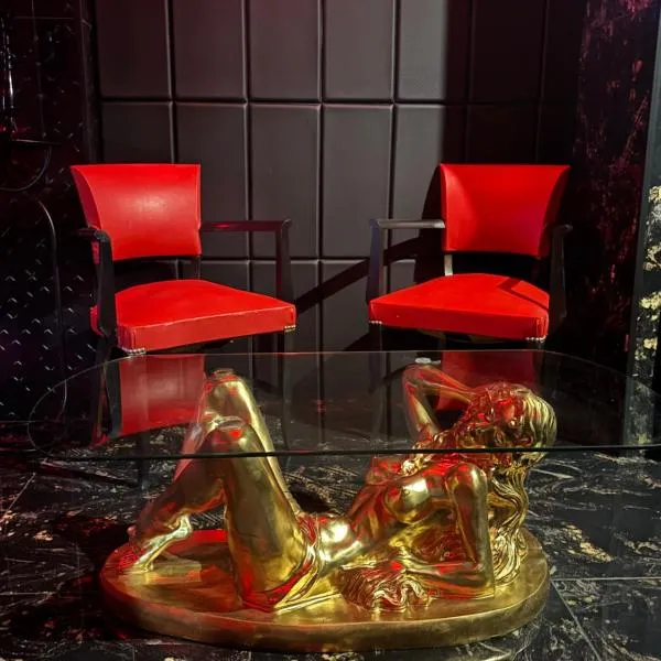 Suite érotique avec balnéo privée-pole dance-croix de Saint-André- balançoire et banc de soumission 10 min centre Montpellier, hotel en Montpellier