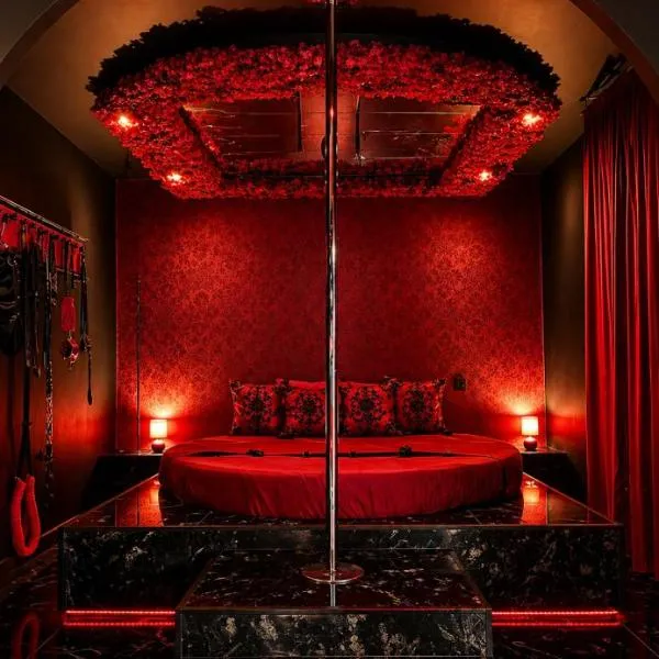 Suite érotique avec balnéo privée-pole dance-croix de Saint-André- balançoire et banc de soumission 10 min centre Montpellier, hotell i Montpellier