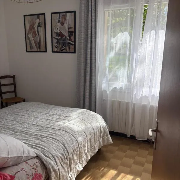 Le petit gîte – hotel w mieście Saint-Étienne-le-Laus