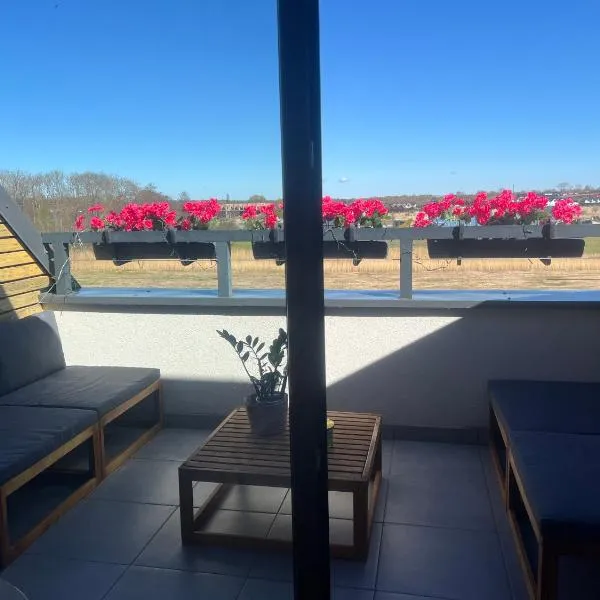 Apartament Niebieski Centrum Sarbinowo w budynku z restauracją, BASEN ZEWNĘTRZNY, PARKING W CENIE, hotel in Sarbinowo