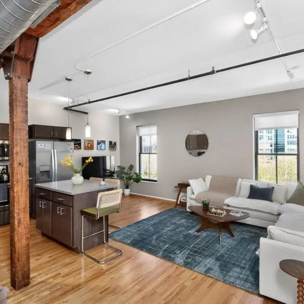 Top-Floor Loft , Downtown Views, Free Parking, hotel di Des Moines