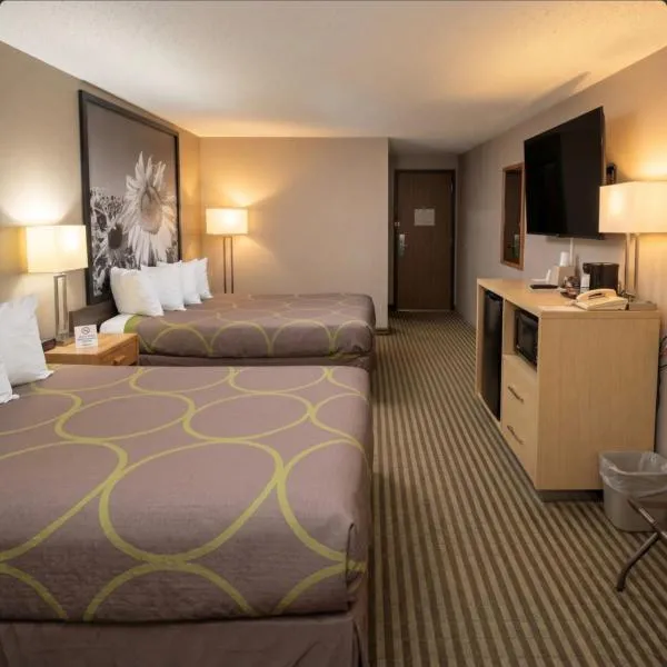 Super 8 by Wyndham Bowman، فندق في Bowman